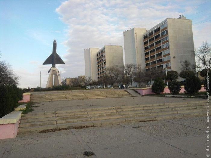 Памятник самолету МИГ-21 в Актау