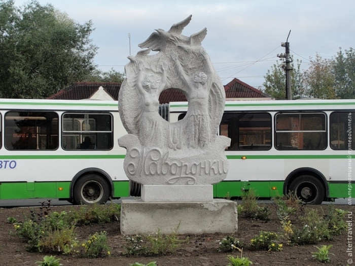 Памятник,установленный на въезде в поселок Жаворонки