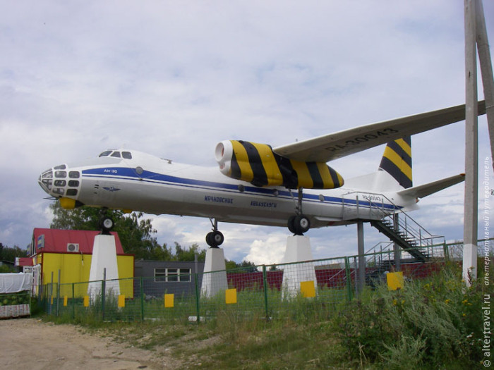 Самолет Ан-30 на постаменте