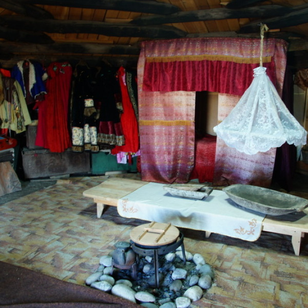 Ulug Khurtuyakh-Tas ( Ankhakovsky Municipal Museum )