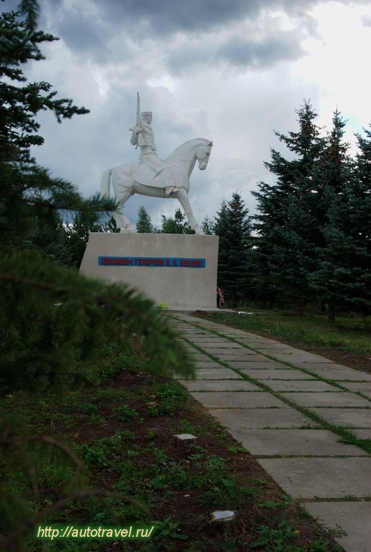 Памятник конногвардейцам генерала П.А. Белова