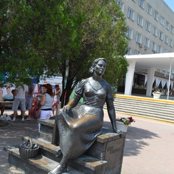Памятник Нонне Мордюковой