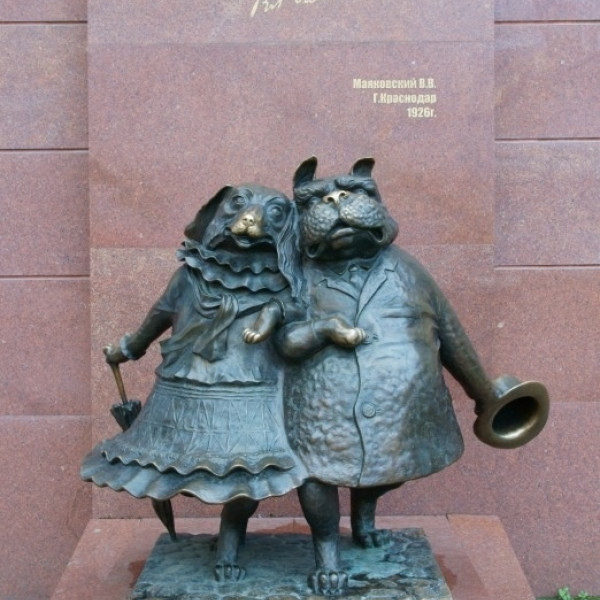 Памятник собачкам