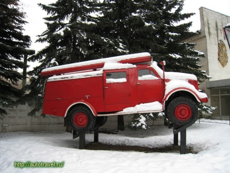 Памятник пожарной машине и водокачке