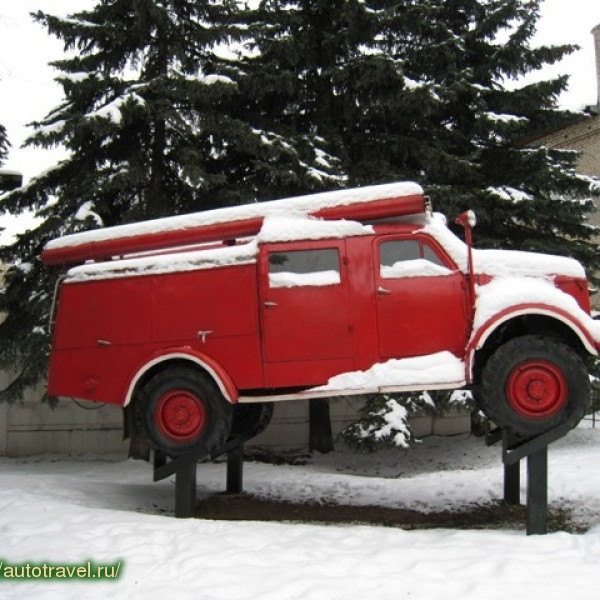 Памятник пожарной машине и водокачке