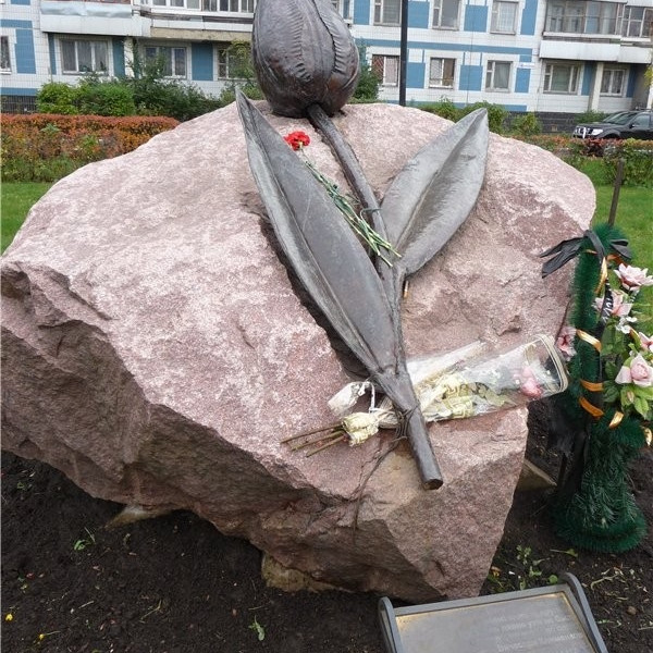 Памятник Черный тюльпан