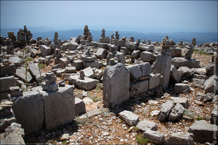 Гора Атабирион и руины храма Зевса