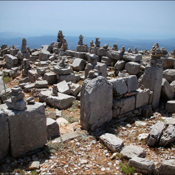 Гора Атабирион и руины храма Зевса