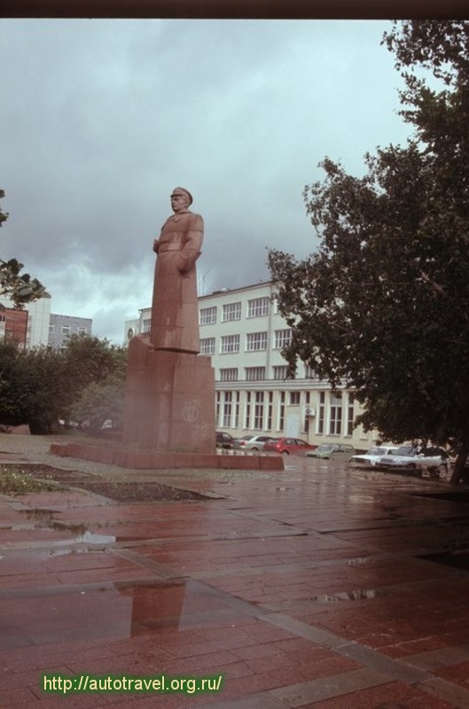 Памятник Малышеву