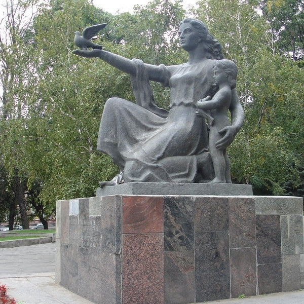 Памятник "Дающая жизнь"