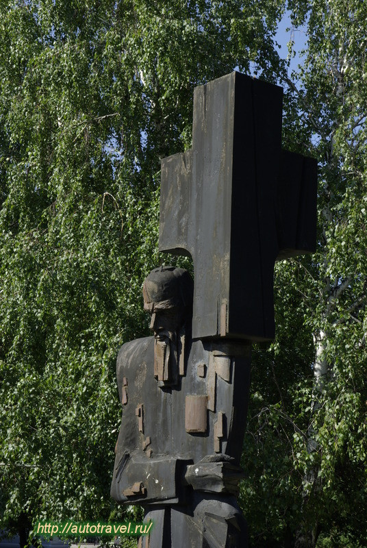 Памятник Ф.М. Достоевскому "Крест несущий"