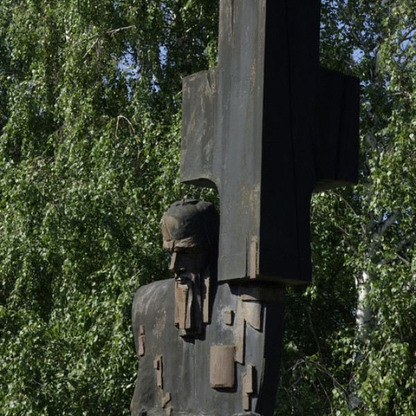 Памятник Ф.М. Достоевскому "Крест несущий"
