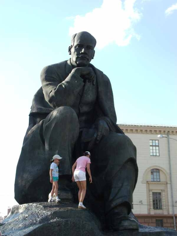 Памятник Якубу Коласу и героям его произведений
