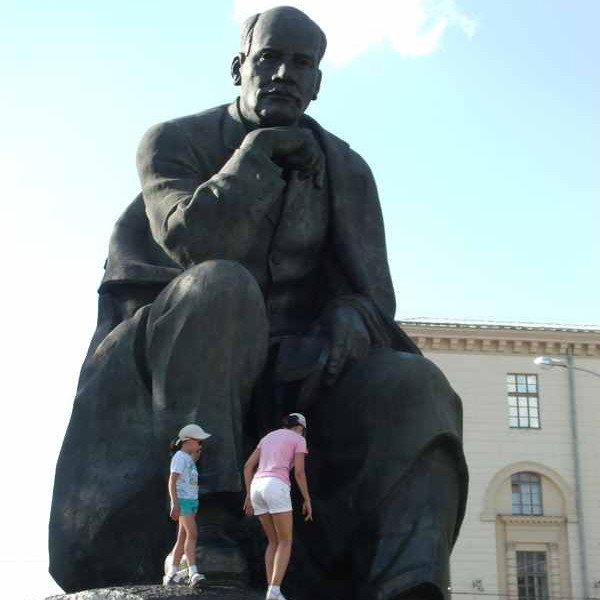 Памятник Якубу Коласу и героям его произведений