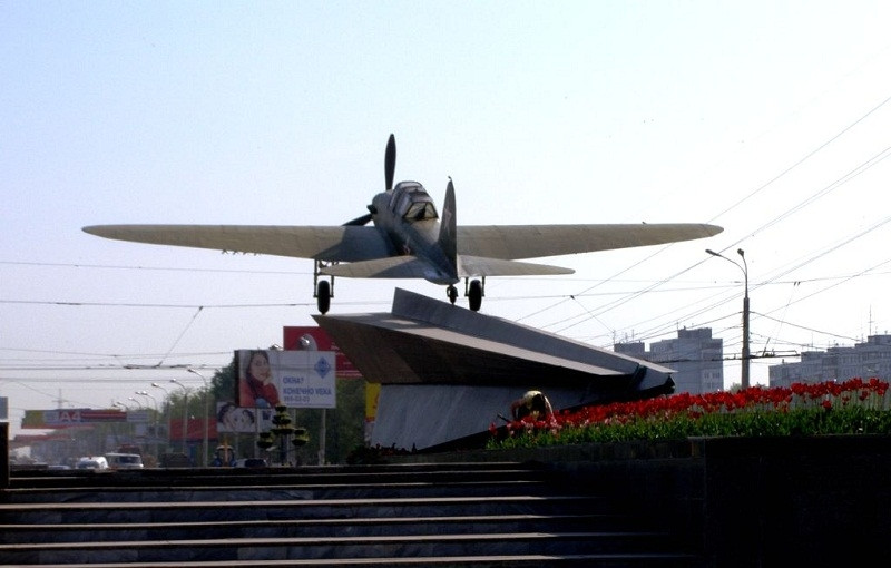 Monument to the plane IL-2
