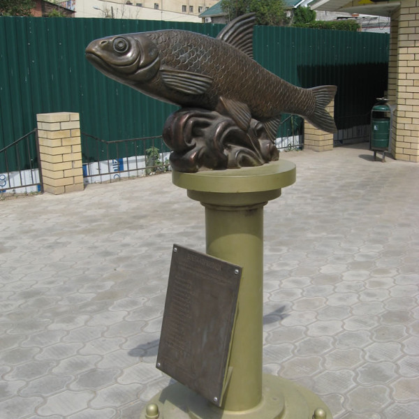 Sculpture "Vobla-Kormilitsa"