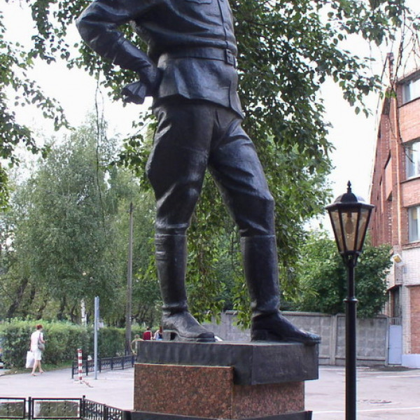 Памятник М. Н. Ефимову
