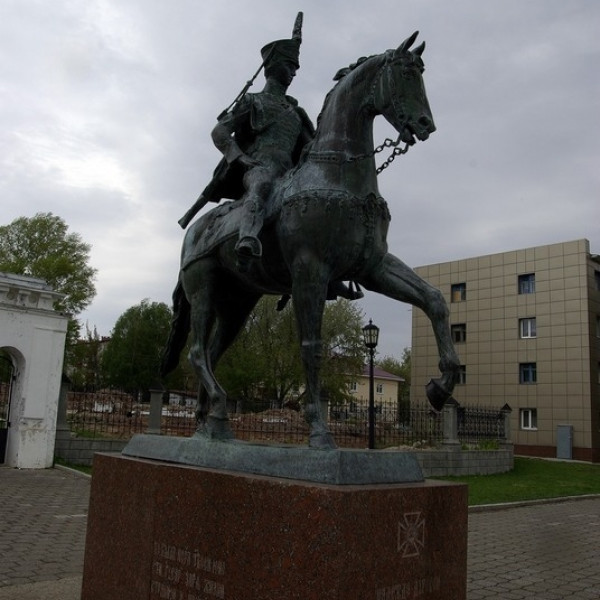 Памятник кавалерист-девице Дуровой Н. А.