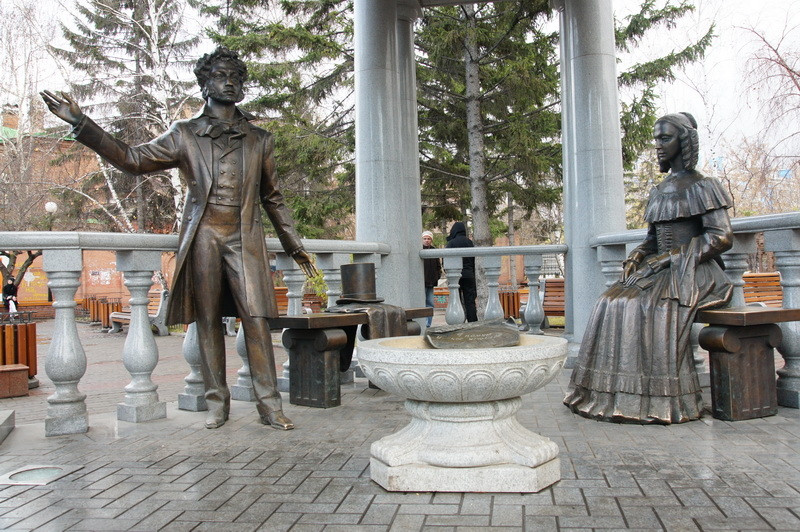 Ротонда со скульптурной композицией Пушкин и Натали