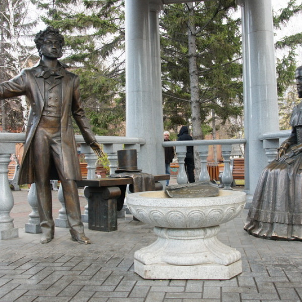 Ротонда со скульптурной композицией Пушкин и Натали