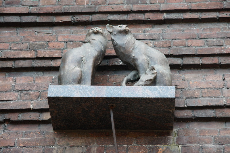 Памятник кошкам