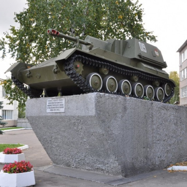Monuments to the metro car and SAU Su-76M