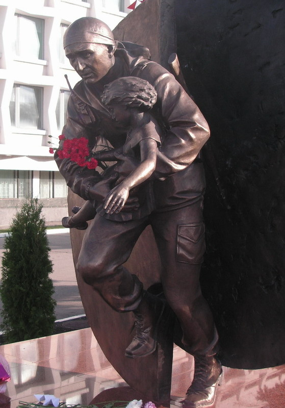 Памятник Герою России Дмитрию Разумовскому