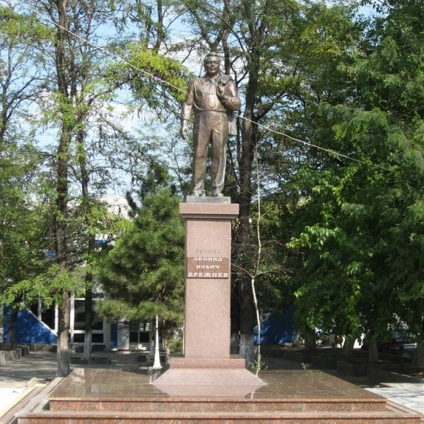 Памятник Л.И. Брежневу