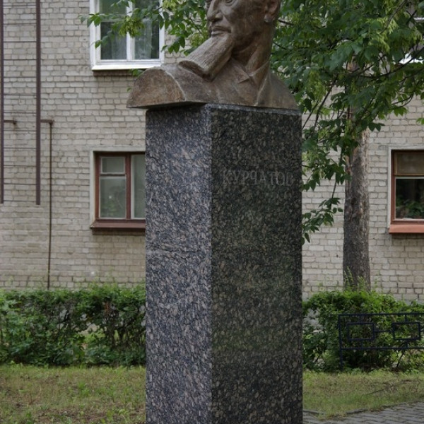 Памятник И.В.Курчатову