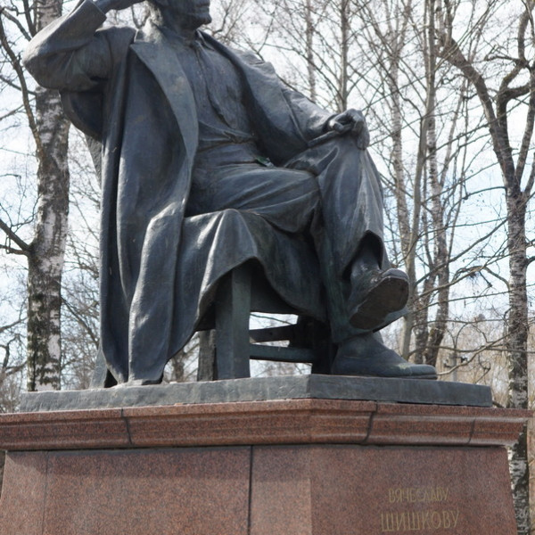Памятник В.Я. Шишкову
