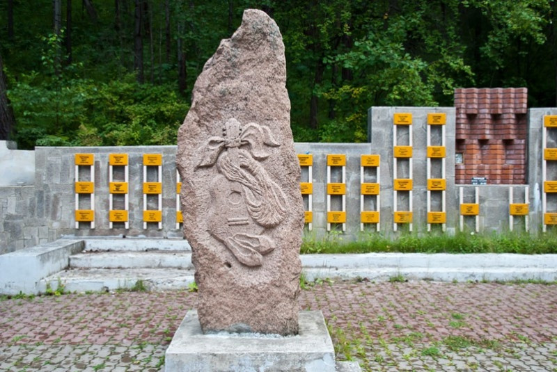 Памятник всем погибшим альпинистам