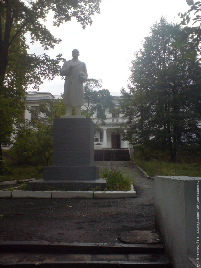 Другая Ясная Поляна - универсальный монумент.
