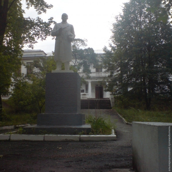 Другая Ясная Поляна - универсальный монумент.