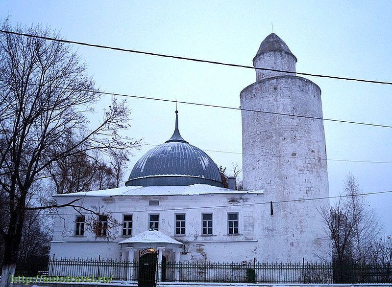 Старая мечеть и минарет