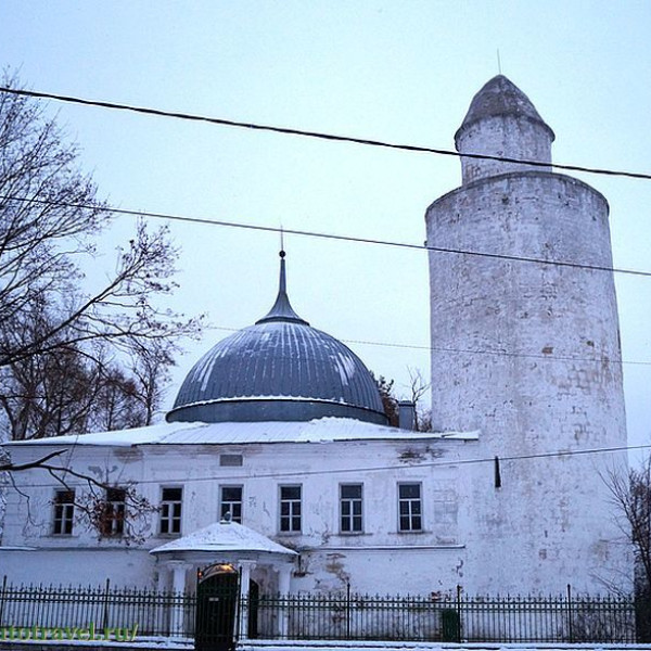 Старая мечеть и минарет