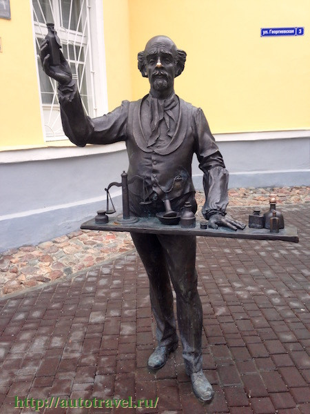 Памятник дворнику
