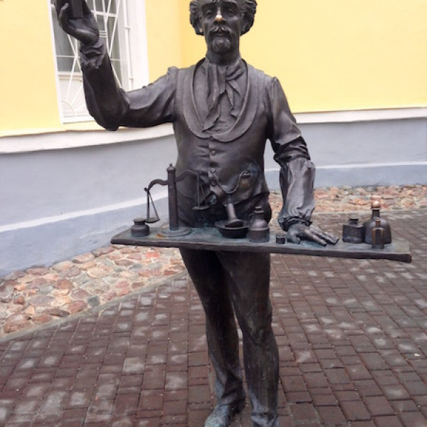 Памятник дворнику