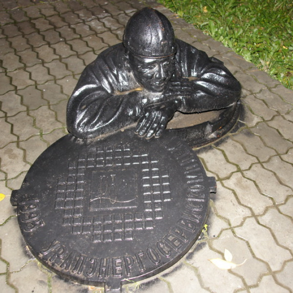 Памятник сантехнику