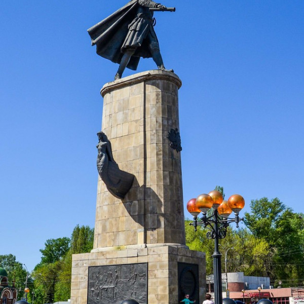 Памятник Петру I
