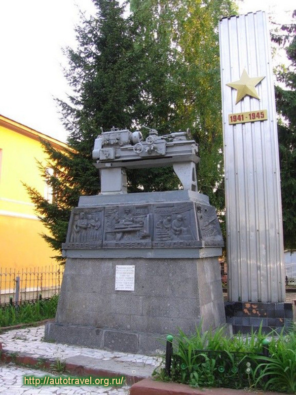 Памятник токарному станку
