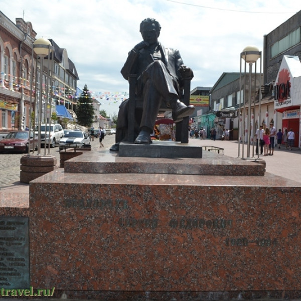 Памятник Сергею Бондарчуку