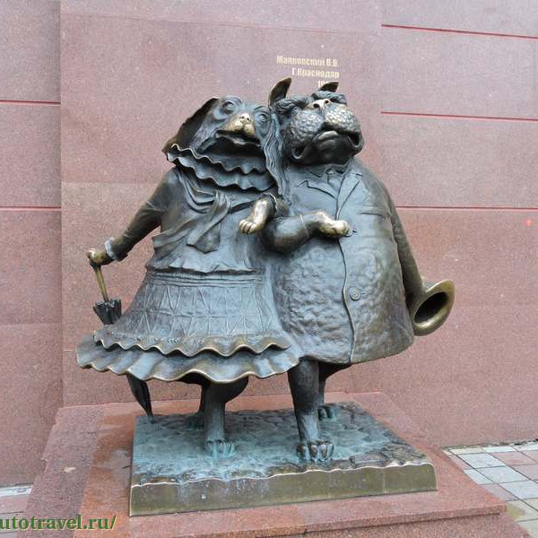 Памятник собачкам