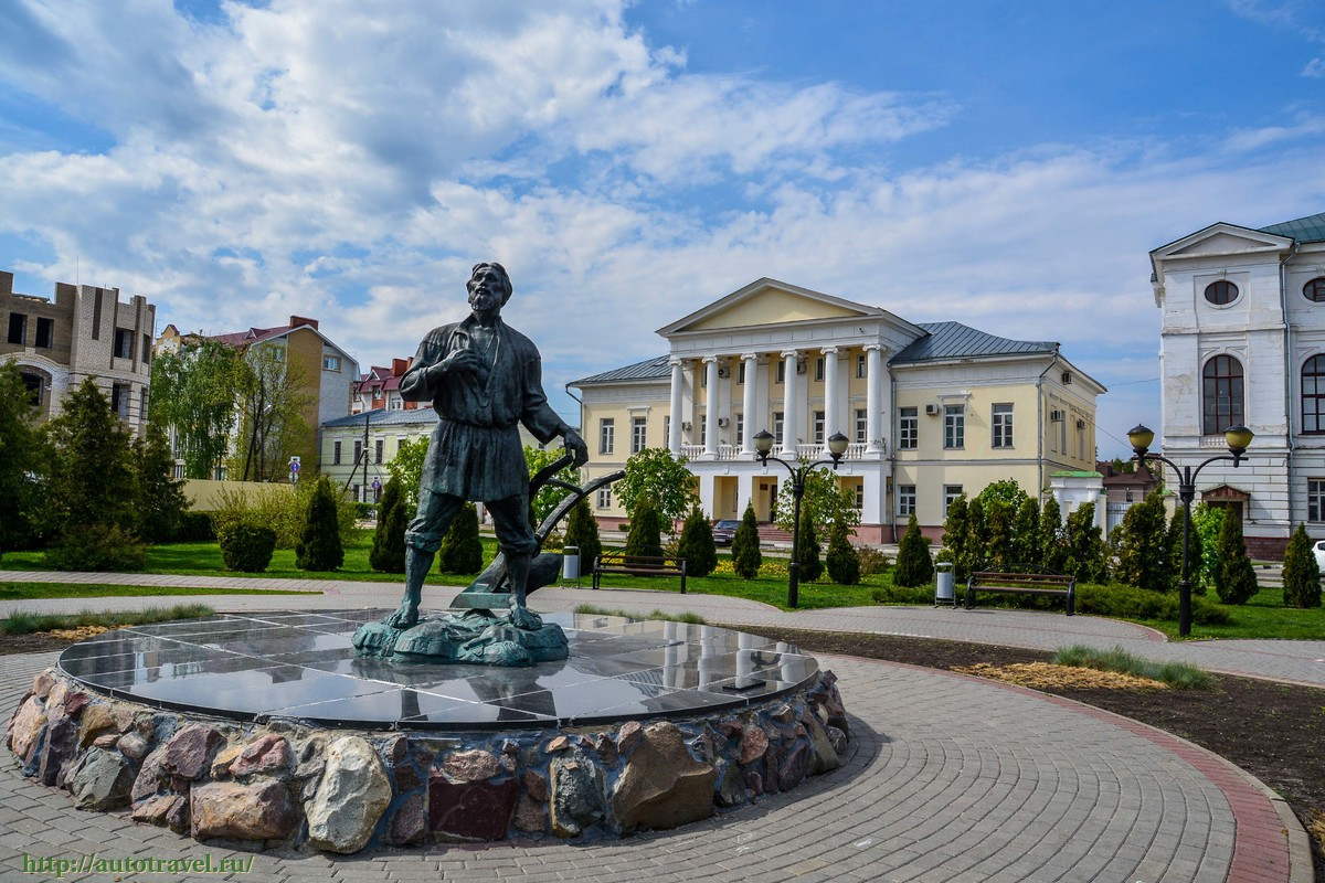 Памятник русскому мужику