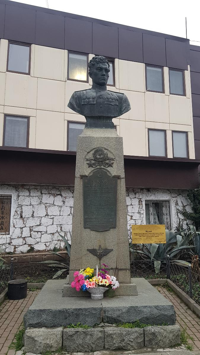 Памятник Амет-Хан Султану
