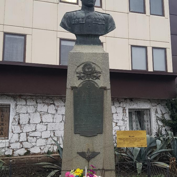 Памятник Амет-Хан Султану
