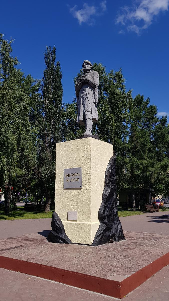 Памятник рудознатцу Михайло Волкову