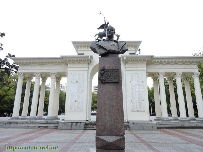 Арка героев на бывшей Соборной площади