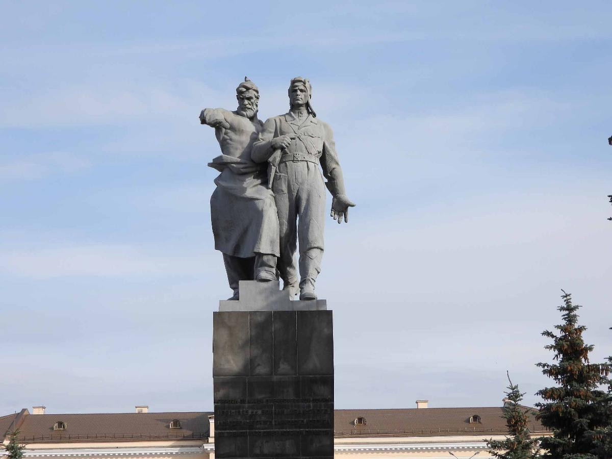Памятник бойцам Уральского добровольческого танкового корпус