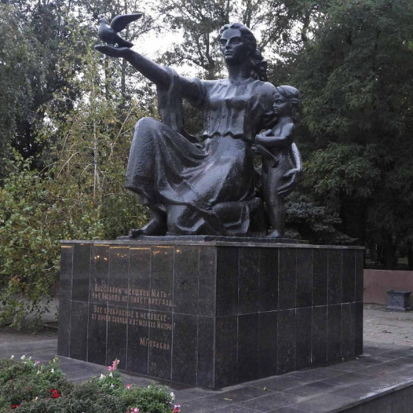 Памятник "Дающая жизнь"