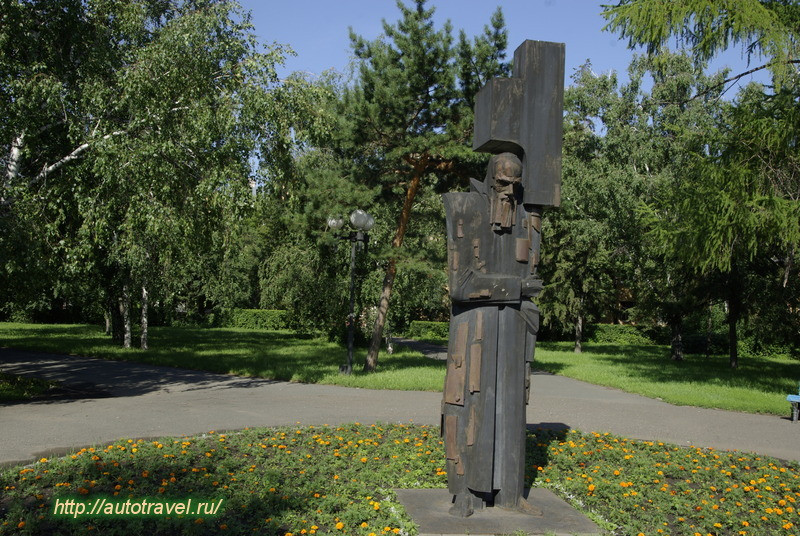 Памятник Ф.М. Достоевскому "Крест несущий"